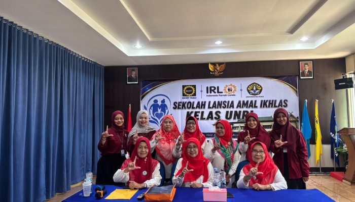 Pengelola dan Bagian Kesehatan Sekolah Lansia kelas UNRI